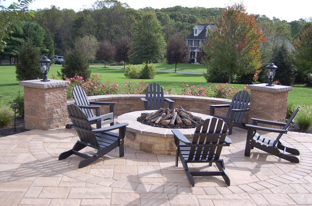 Firepit patio with columns and sitting wall in Chadds Ford by CKC Landscaping