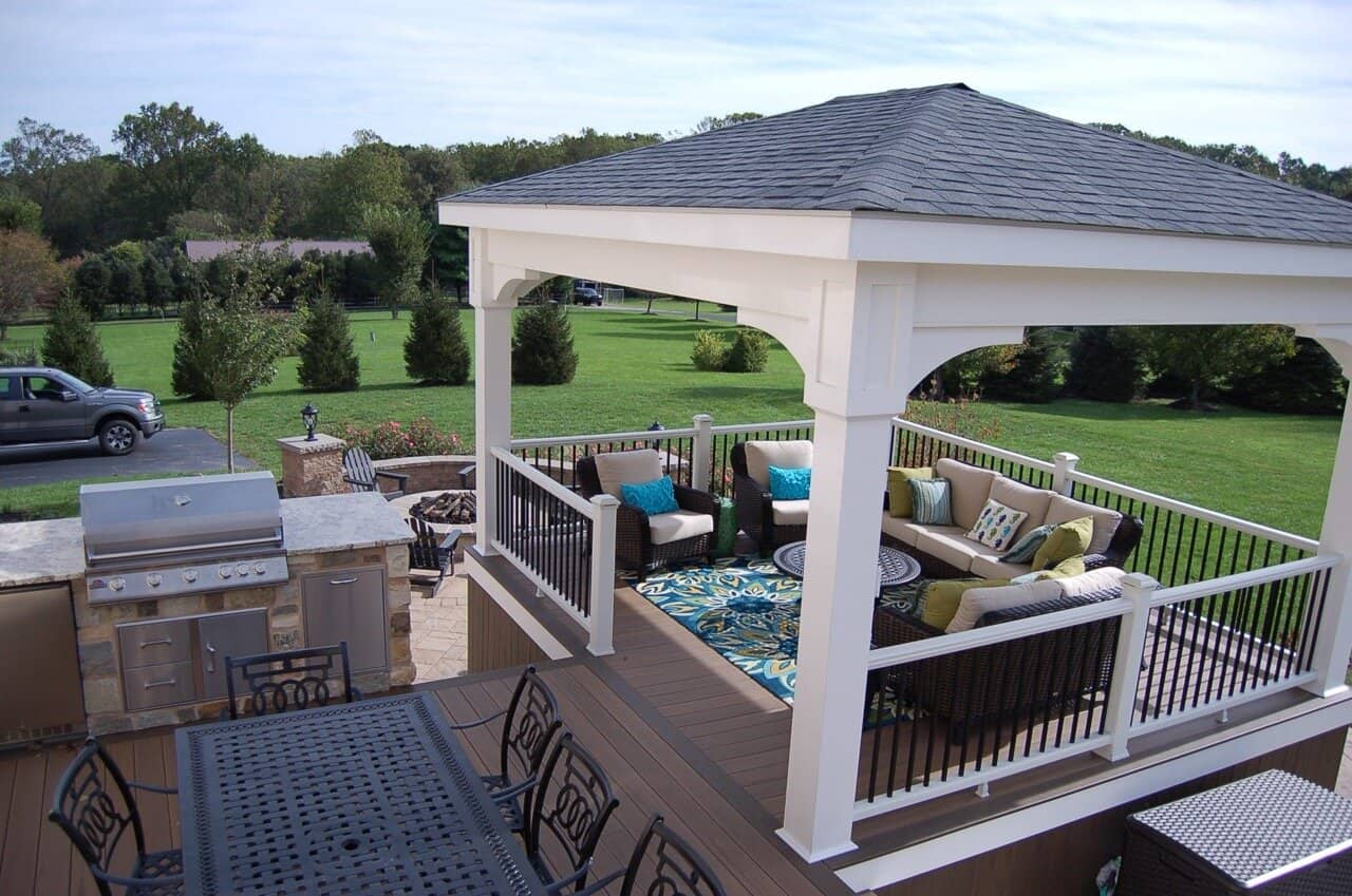 Aluminum railing with wide composite drink rail top cap