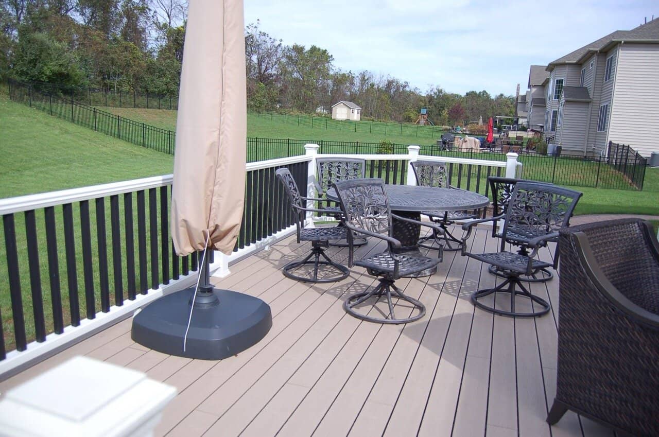 Single level Trex composite deck with white vinyl railing in Pheonixville